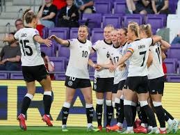 王建民在青棒时期展现潜力，其沉重的速球已引起国际球探瞩目