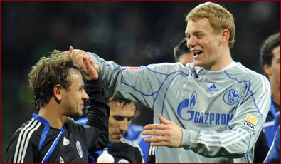 目前巴萨正 目前巴萨正